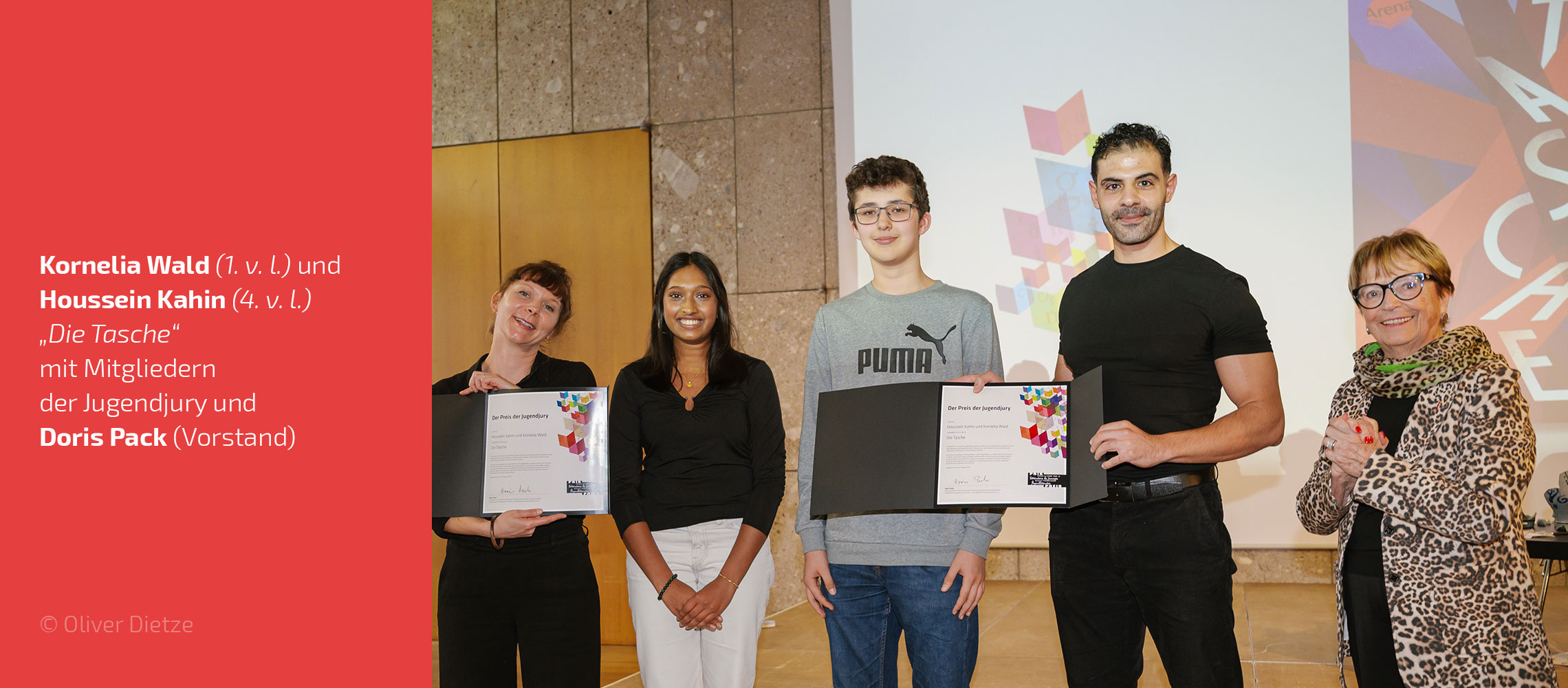 Kornelia Wald & Houssein Kahin („Die Tasche“) mit Mitgliedern der Jugendjury und Doris Pack (Vorstand)