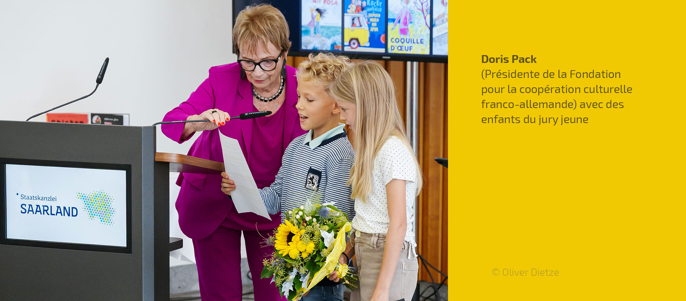 Doris Pack (Présidente de la Fondation pour la coopération culturelle franco-allemande) avec des enfants du jury jeune